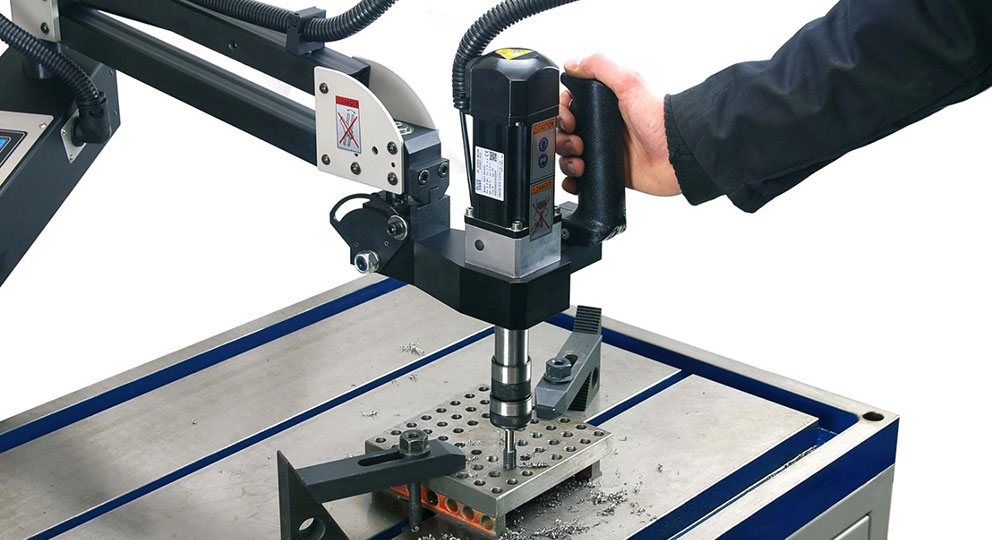 Kılavuz çekme makinası nedir